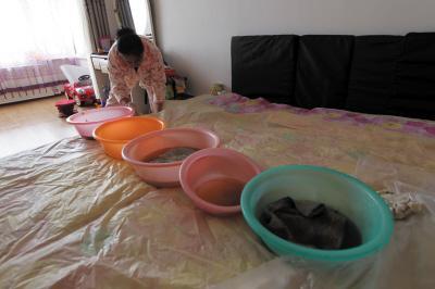 临朐楼上漏水，住户失联，小区没物管，业主维权难！律师来支招……